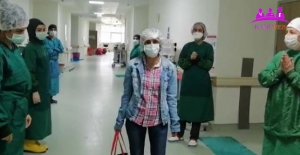 Bursa'da Koronavirüs Tedavisi Tamamlanan Hemşire Alkışlarla Taburcu Edildi..